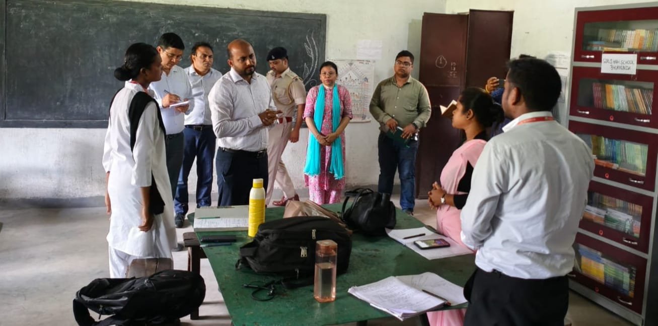 बालिका उच्च विद्यालय भुरकुंडा का उपायुक्त ने किया औचक निरीक्षण,की कड़ी कार्रवाई