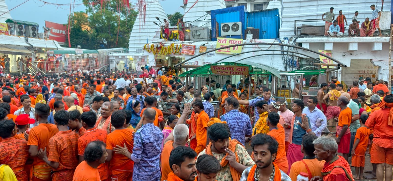 सावन के पहले दिन देवघर मंदिर में उमड़ी श्रद्धालुओं की भीड़