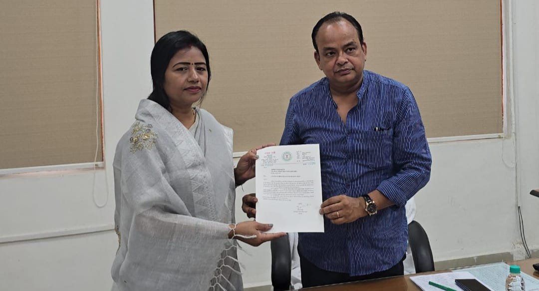 रामगढ़ में मेडिकल कॉलेज की स्थापना की मांग को लेकर स्वास्थ्य मंत्री को विधायक ने सौंपा ज्ञापन