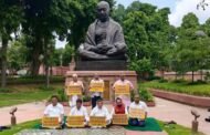 लोकसभा परिसर में झारखंड के भाजपा सांसदों ने मौन प्रदर्शन किया