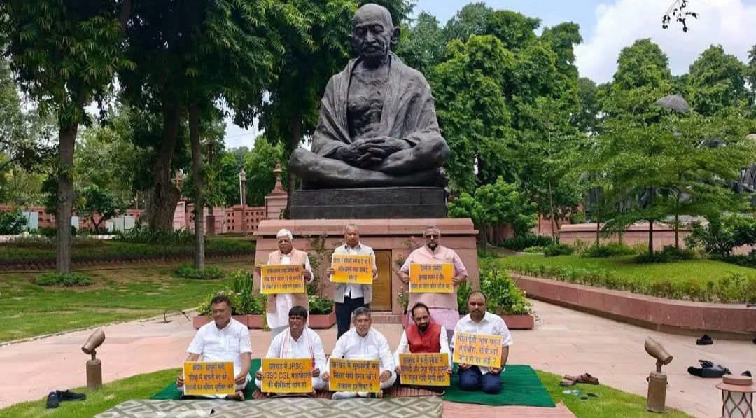 लोकसभा परिसर में झारखंड के भाजपा सांसदों ने मौन प्रदर्शन किया