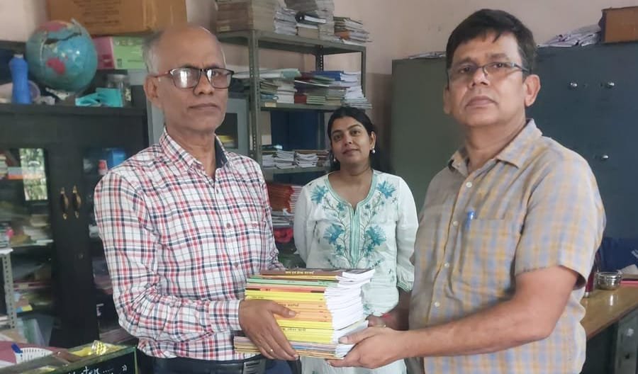 शांतिधारा फाउंडेशन ने विद्यालय को 40 नई पुस्तक प्रदान की