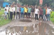सयाल मोड सड़क निर्माण की मांग को लेकर ग्रामीणों का विरोध-प्रदर्शन