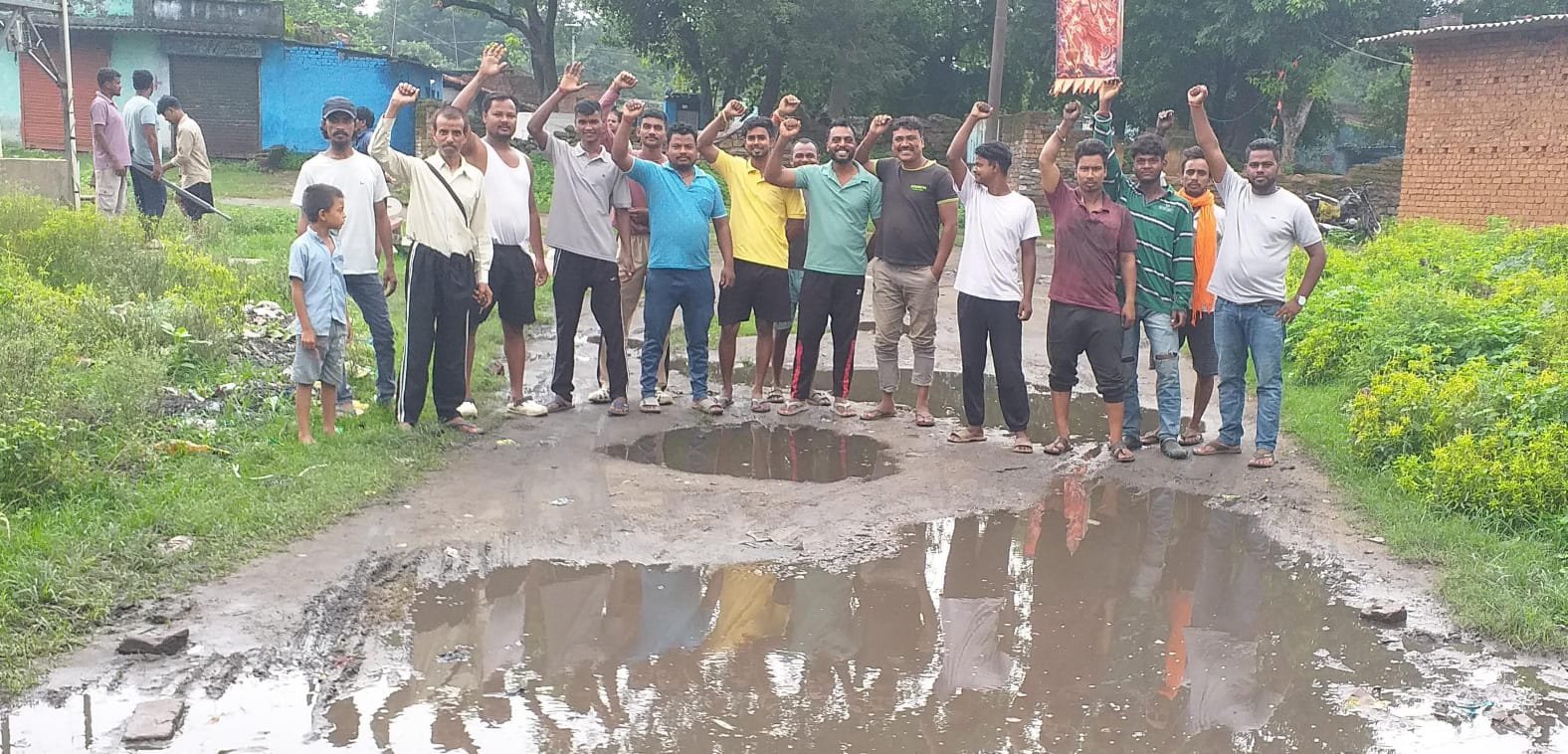 सयाल मोड सड़क निर्माण की मांग को लेकर ग्रामीणों का विरोध-प्रदर्शन