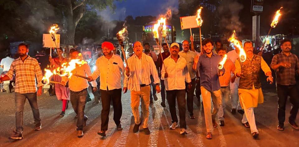 रामगढ़ कैंट भाजपा ने मशाल जुलूस निकाला