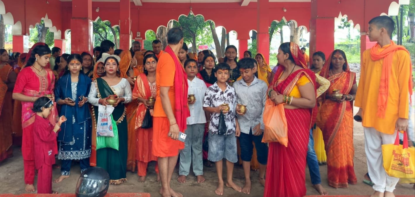 सावन की पहली सोमवारी को लेकर शिवालयों में श्रद्धालुओं की उमड़ी भीड़