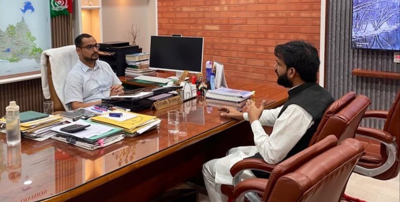 सूखे पेड़ों को हटाने के लिए सांसद प्रतिनिधि धनंजय कुमार पुटूस ने डीएफओ से की मुलाकात