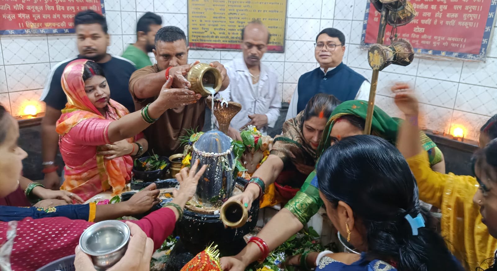 पवित्र सावन महीने के पहले सोमवारी को शिवालयों में उमड़ी भीड़