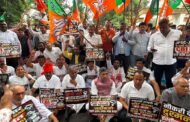 भाजपाइयों ने मुख्यमंत्री आवास का किया घेराव