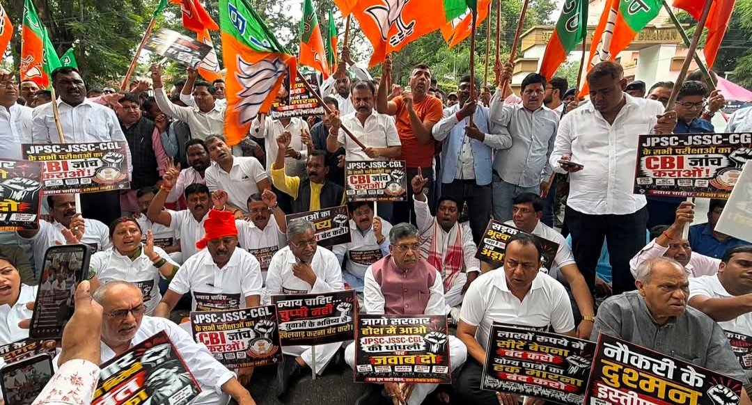 भाजपाइयों ने मुख्यमंत्री आवास का किया घेराव