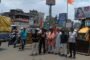 जरूरतमंद फेरीवालों के बीच बड़े छाते का वितरण
