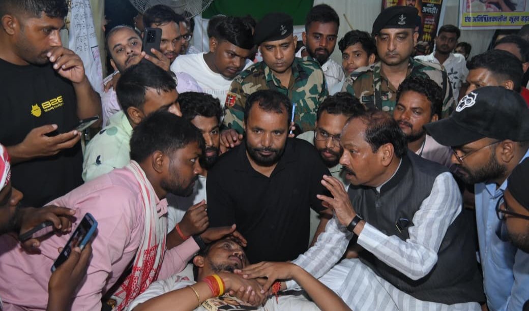 एक सप्ताह में छात्रों की सरकार मांगें माने नहीं, तो अनशन पर बैठूंगा: रघुवर दास