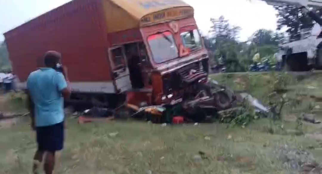चंदवा में भीषण सड़क हादसा: कंटेनर-ऑटो की टक्कर में 6 से अधिक लोगों की मौत