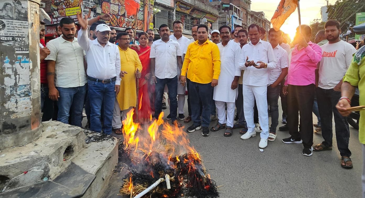 तिरंगे के कथित अपमान के विरोध में भाजयुमो ने राहुल गांधी का पुतला फूंका