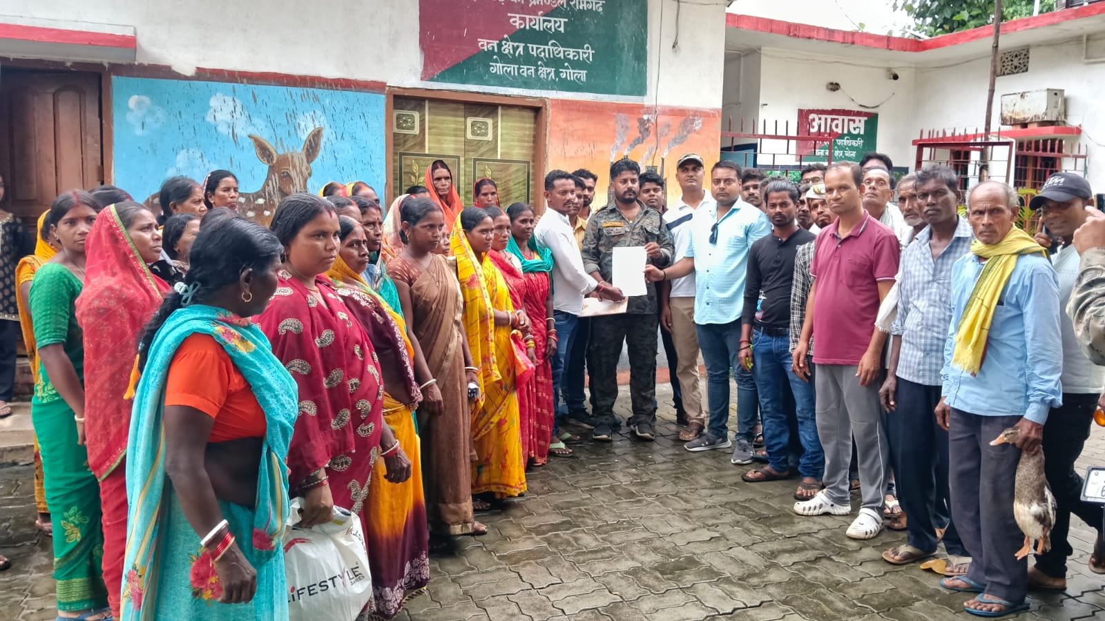 अंधेरे में डूबे गांव, ग्रामीणों ने लगाई स्ट्रीट लाइट और चापाकल की गुहार