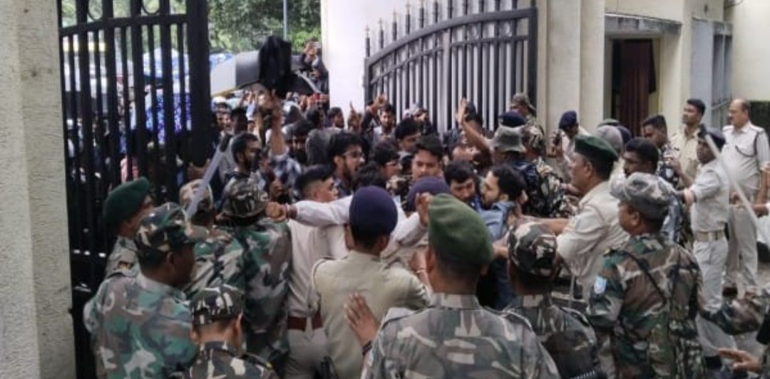 प्रोजेक्ट भवन के बाहर अभ्यर्थियों का जोरदार हंगामा