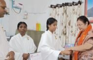 ब्रह्माकुमारी रोशनी ने डीएवी स्कूल के प्रिंसिपल एवं इकोनॉमिक्स स्कूल के डायरेक्टर को बांधी