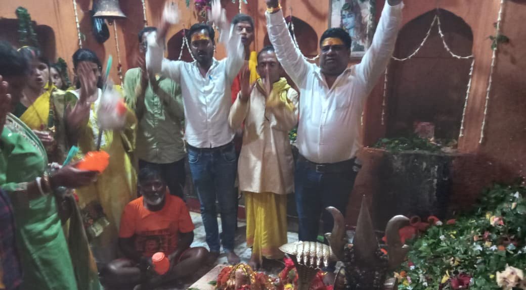 प्राचीन शिव मंदिर कैथा में कांवरिया बम का पहुंचा जन सैलाब, शिवलिंग पर हजारों में जल चढ़ाया