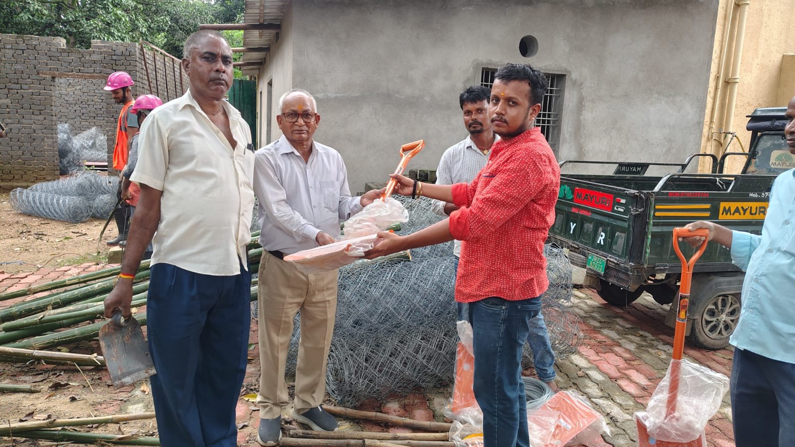 विधायक रोशन लाल चौधरी ने पर्यावरण संरक्षण गतिविधि कार्यों के लिए दिए गए बेलचा ,कुदाल