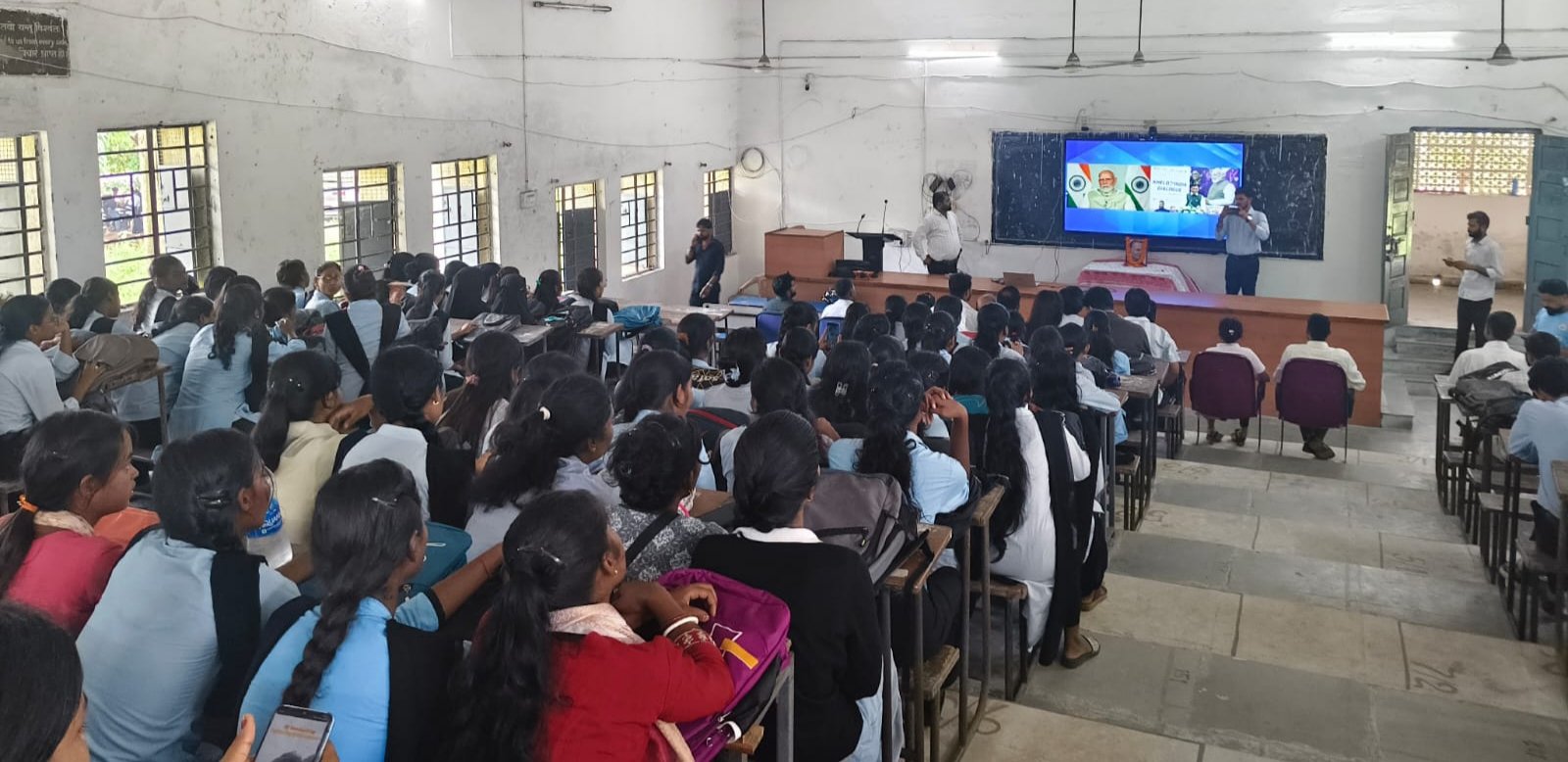 विचारों, खेल प्रतिभाओं और राष्ट्र निर्माण की भावना को प्रेरित करने हेतु प्रधानमंत्री ने रामगढ़ महाविद्यालय में युवाओं के साथ किया खेल संवाद