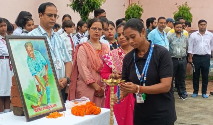 श्री गुरु नानक पब्लिक स्कूल में मेजर ध्यानचंद की जयंती पर विशेष प्रार्थना सभा का आयोजन