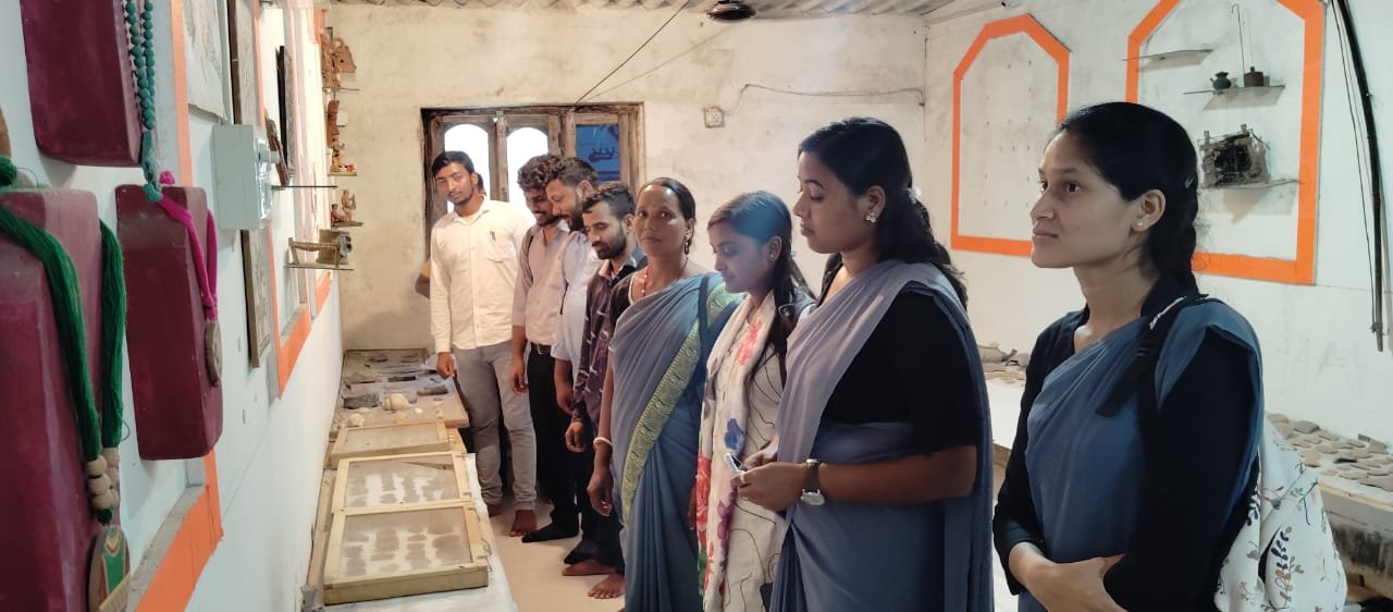 शैक्षणिक भ्रमण के तहत जरीना खातून संग्रहालय पहुंचे खोरठा विभाग के विद्यार्थी