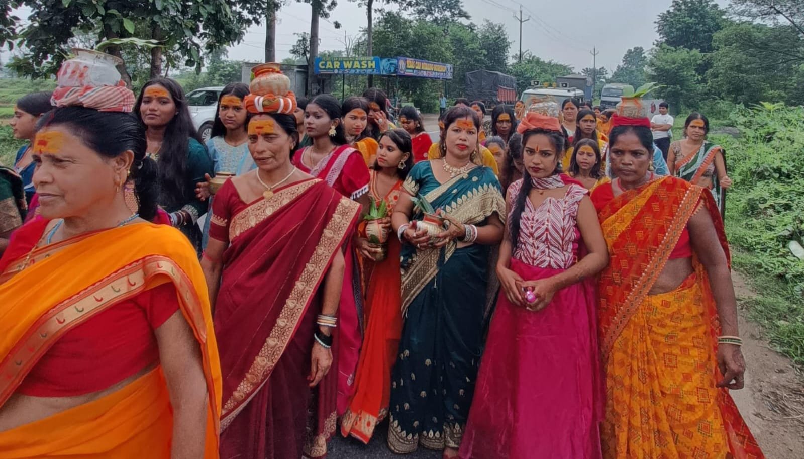 सावन की कलश यात्रा में अभाविप ने लगाया सेवा शिविर, शिवभक्तों को पिलाया शर्बत और पेयजल