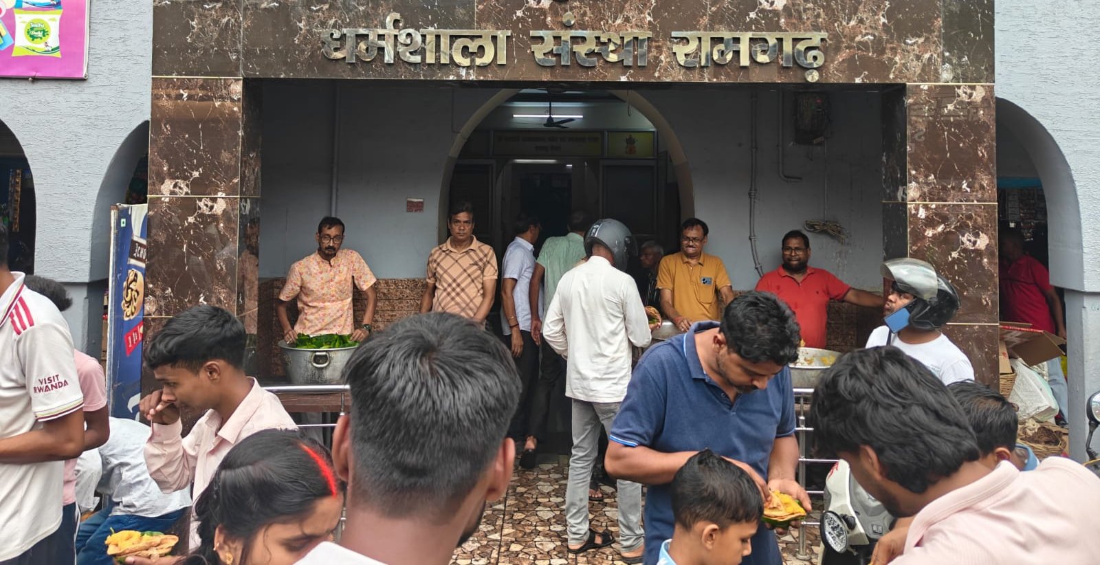 रोटरी रामगढ़ सिटी द्वारा मारवाड़ी धर्मशाला में प्रसाद वितरण का आयोजन