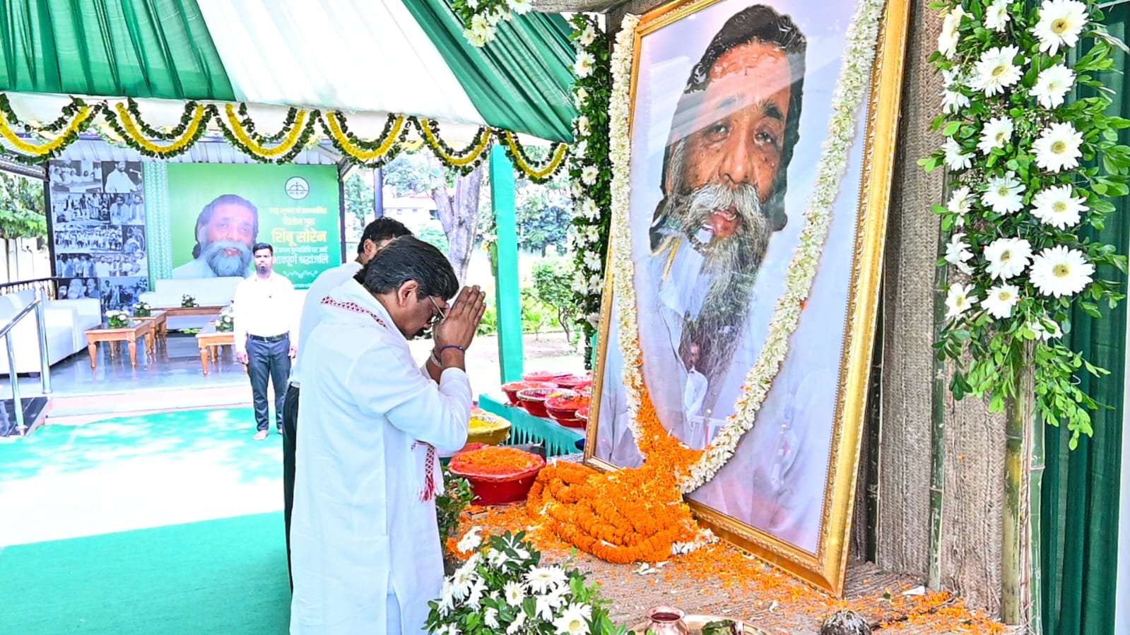 मुख्यमंत्री ने दिवंगत दिशोम गुरु शिबू सोरेन जी की प्रथम पुण्यतिथि पर अर्पित की भावभीनी श्रद्धांजलि