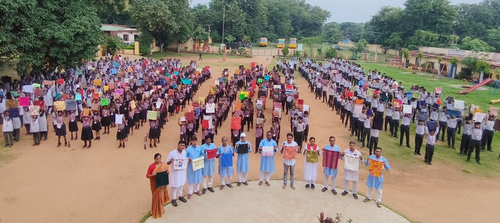पॉलिथीन मुक्त अभियान के तहत सरस्वती विद्या मंदिर रजरप्पा प्रोजेक्ट में 'सेल्फी विद झोला' कार्यक्रम आयोजित