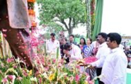 रामगढ़ के नेमरा में झारखण्ड के पूर्व मुख्यमंत्री दिशोम गुरु स्मृति शेष स्व० शिबू सोरेन की प्रथम पुण्यतिथि पर उनकी प्रतिमा का अनावरण एवं विकास मेला सह पारितोषिक वितरण कार्यक्रम में हेमंत सोरेन हुए शामिल