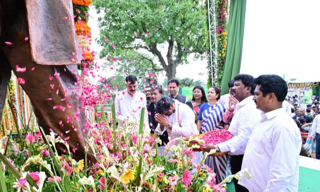 रामगढ़ के नेमरा में झारखण्ड के पूर्व मुख्यमंत्री दिशोम गुरु स्मृति शेष स्व० शिबू सोरेन की प्रथम पुण्यतिथि पर उनकी प्रतिमा का अनावरण एवं विकास मेला सह पारितोषिक वितरण कार्यक्रम में हेमंत सोरेन हुए शामिल