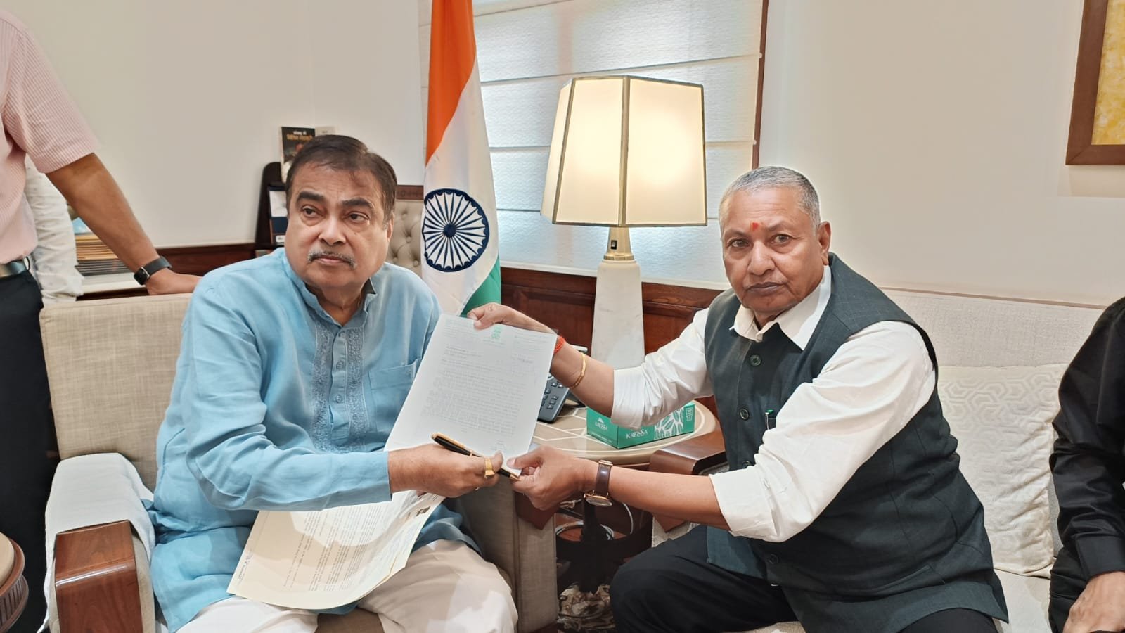 हंटरगंज बाईपास निर्माण में तेजी लाने की मांग,केंद्रीय मंत्री से मिले सांसद कालीचरण सिंह