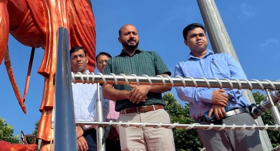 विश्व आदिवासी दिवस के अवसर पर उपायुक्त ने भगवान बिरसा मुंडा की प्रतिमा पर किया माल्यार्पण, अर्पित किए श्रद्धा सुमन