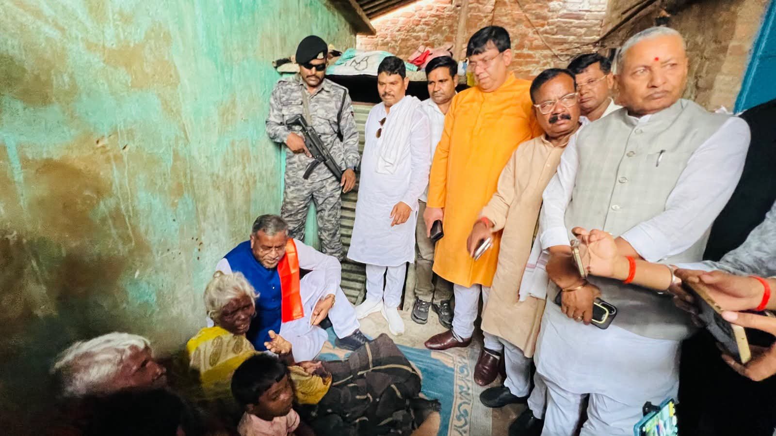 चतरा के बड़गांव में दलित नाबालिग दुष्कर्म पीड़िता के परिजनों से मिले बाबूलाल मरांडी, दिया न्याय एवं हरसंभव मदद का भरोसा