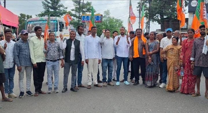 छात्रों पर लाठीचार्ज के विरोध में गोला में चक्का जाम, सरकार के खिलाफ जमकर नारेबाजी