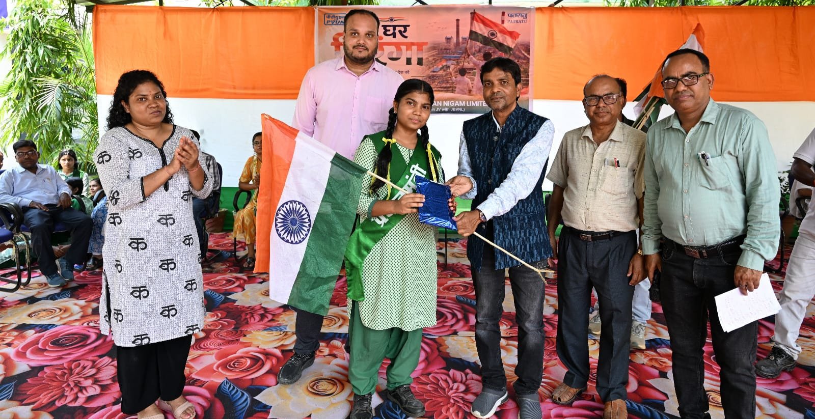 पतरातू विद्युत उत्पादन निगम लिमिटेड पतरातू की ओर से किया गया तिरंगा का वितरण