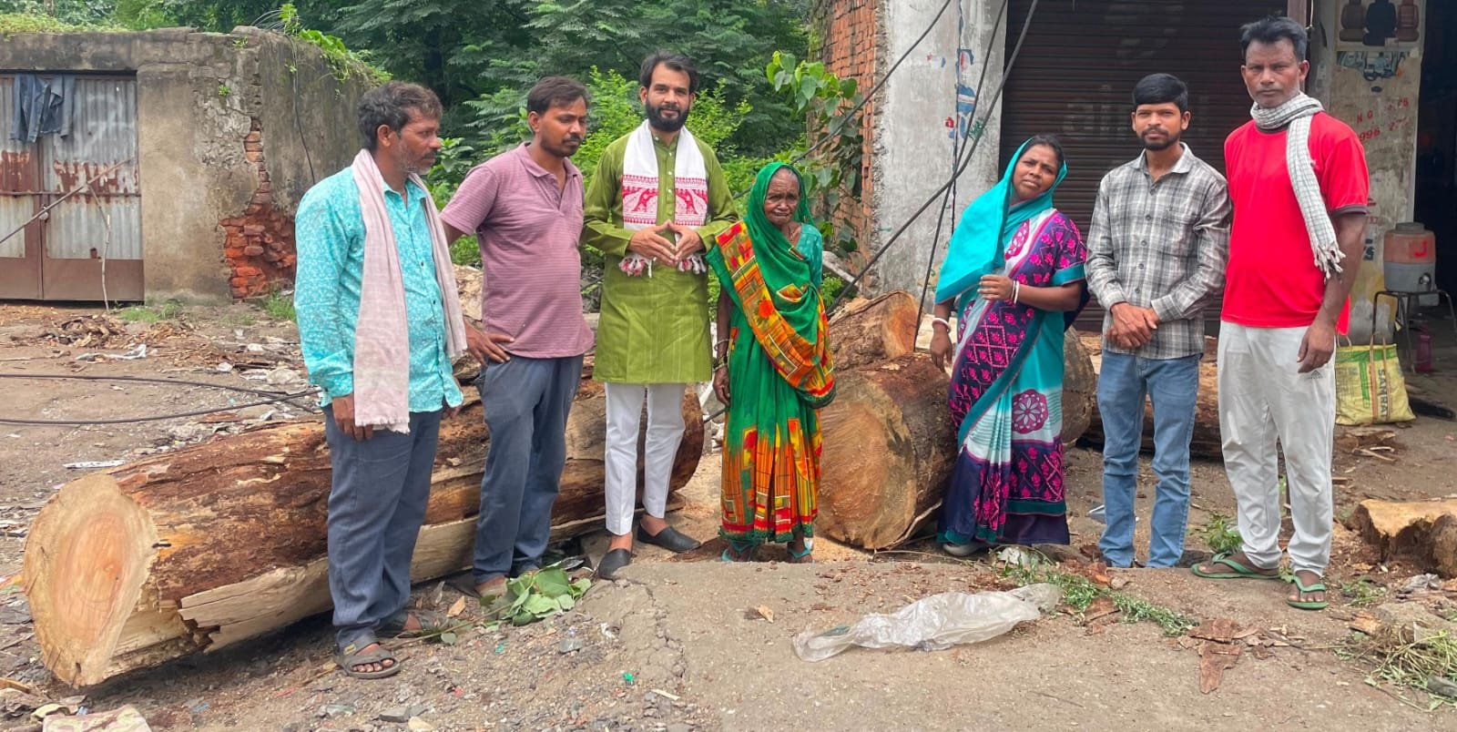 सड़क किनारे सूखे पेड़ों की समस्या का हुआ समाधान, धनंजय कुमार पुटूस की पहल रंग लाई