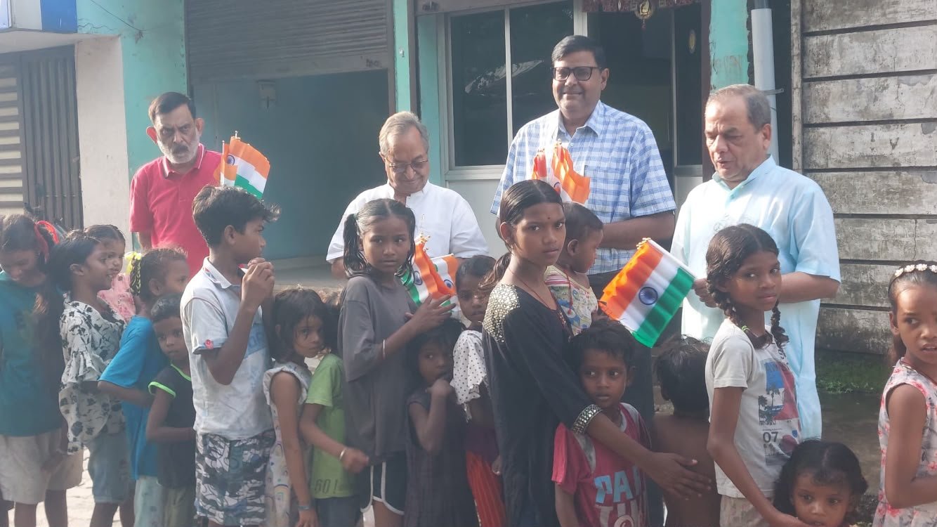 शांतिधारा फाउंडेशन ने लेप्रोसी कॉलोनी के बच्चों के बीच तिरंगा झंडा और उपहार बांटे