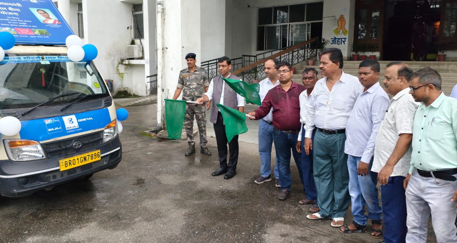 बिरसा प्रधानमंत्री फसल बीमा योजना के तहत जागरूकता वाहन को हरी झंडी दिखाकर किया रवाना