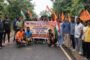 तीन घंटे तड़पते रहे घायल, डॉक्टर नहीं मिले; गोला सीएचसी में फूटा आक्रोश
