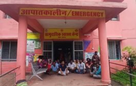 तीन घंटे तड़पते रहे घायल, डॉक्टर नहीं मिले; गोला सीएचसी में फूटा आक्रोश