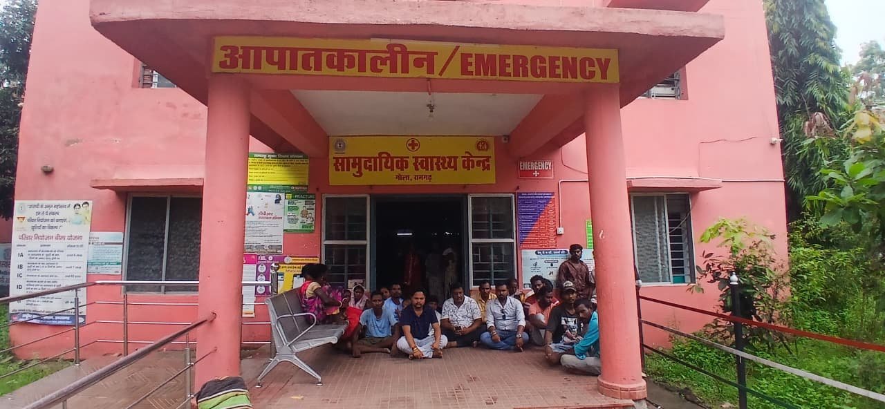 तीन घंटे तड़पते रहे घायल, डॉक्टर नहीं मिले; गोला सीएचसी में फूटा आक्रोश