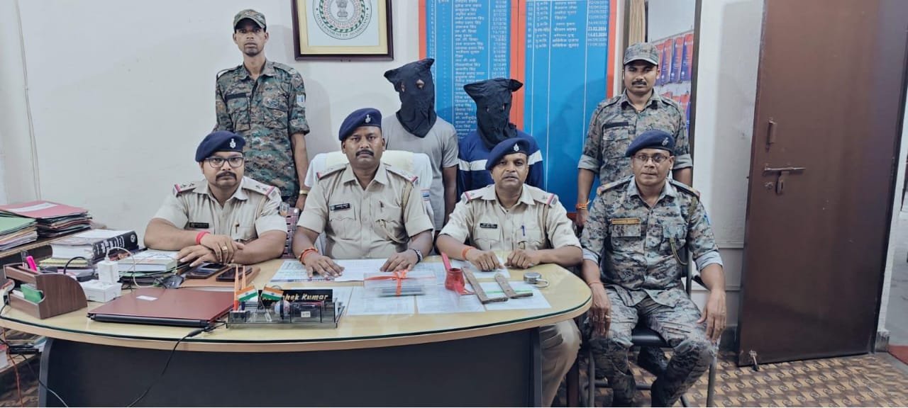 चोरी की नीयत से घर में घुसे दो शातिर चोर, ग्रामीणों ने घेरकर दबोचा