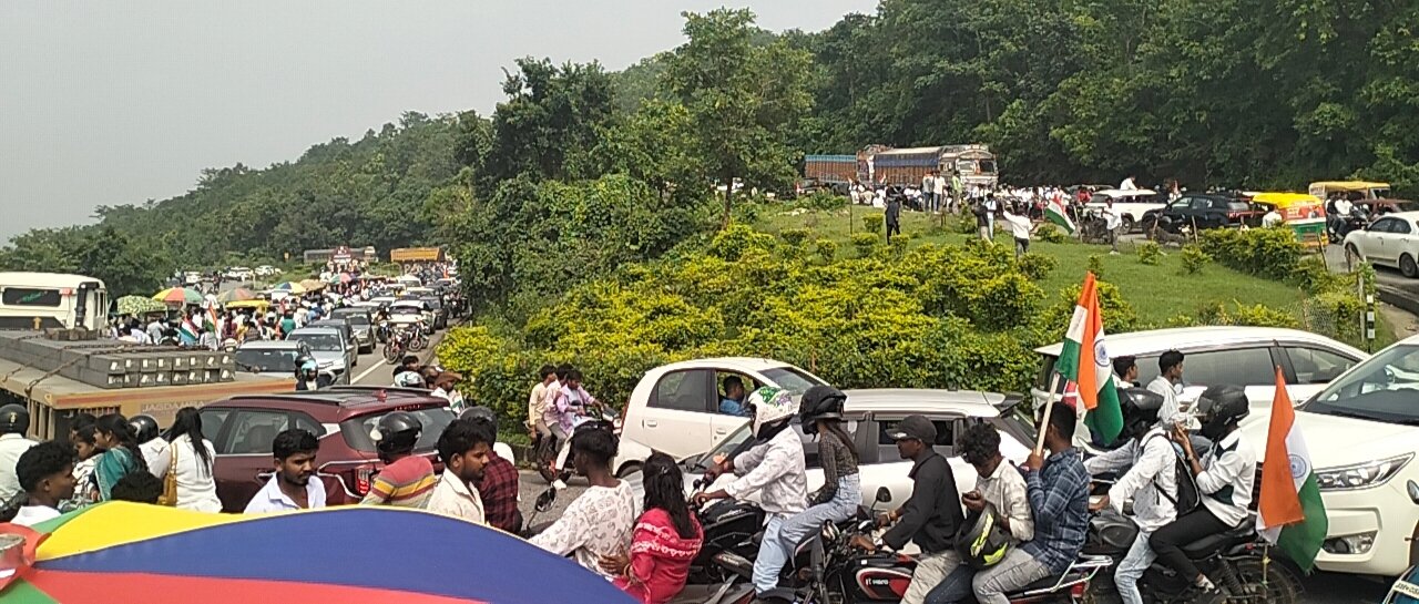पतरातू पिठोरिया घाटी में लगी जाम
