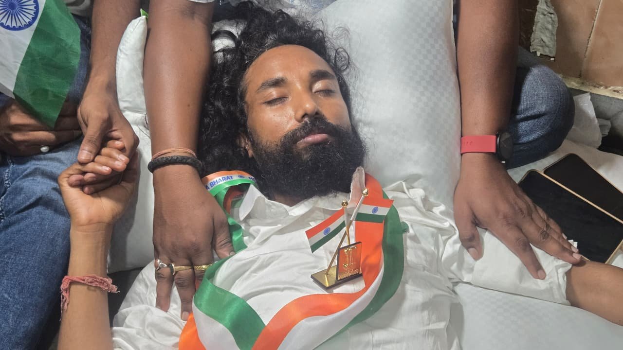 तिरंगा फहराने और तिरंगा यात्रा में शामिल होने से पुलिस द्वारा रोके गए देवेंद्र नाथ महतो