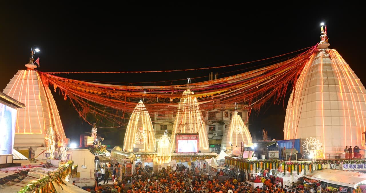 सावन की तीसरी सोमवारी पर बाबाधाम मंदिर में उमड़ा जनसैलाब