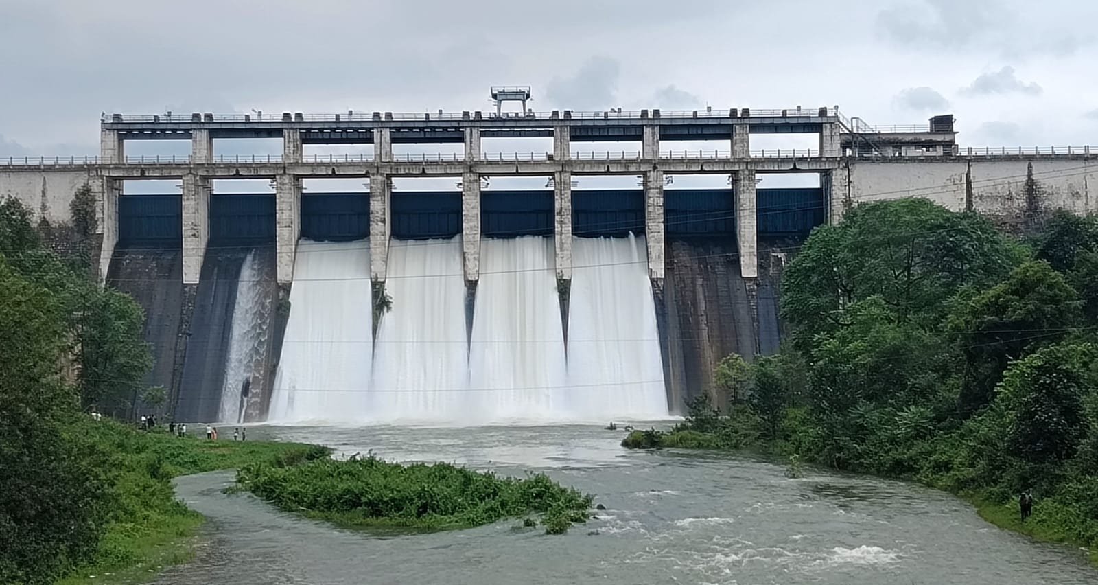 पतरातू डैम के चार फाटकों को खोल कर किया जा रहा है जल निकासी