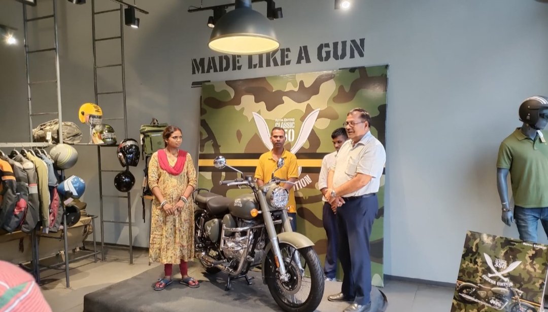 रॉयल एनफील्ड शोरूम में नई मोटरसाइकिल गोरखा एडिशन हुई लॉन्च