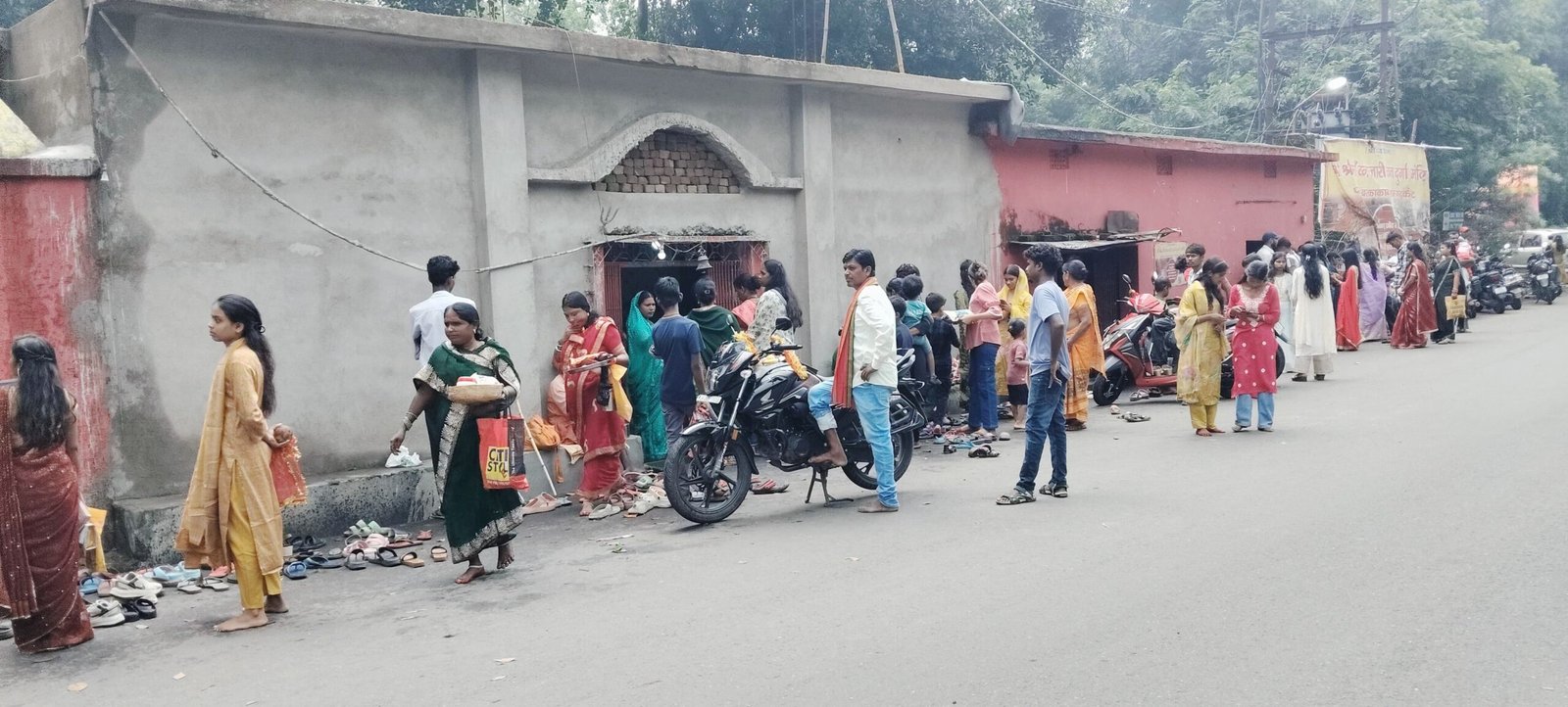 सावन के अंतिम सोमवारी में क्षेत्र के विभिन्न शिवालियों में श्रद्धालुओं की उमड़ी भीड़